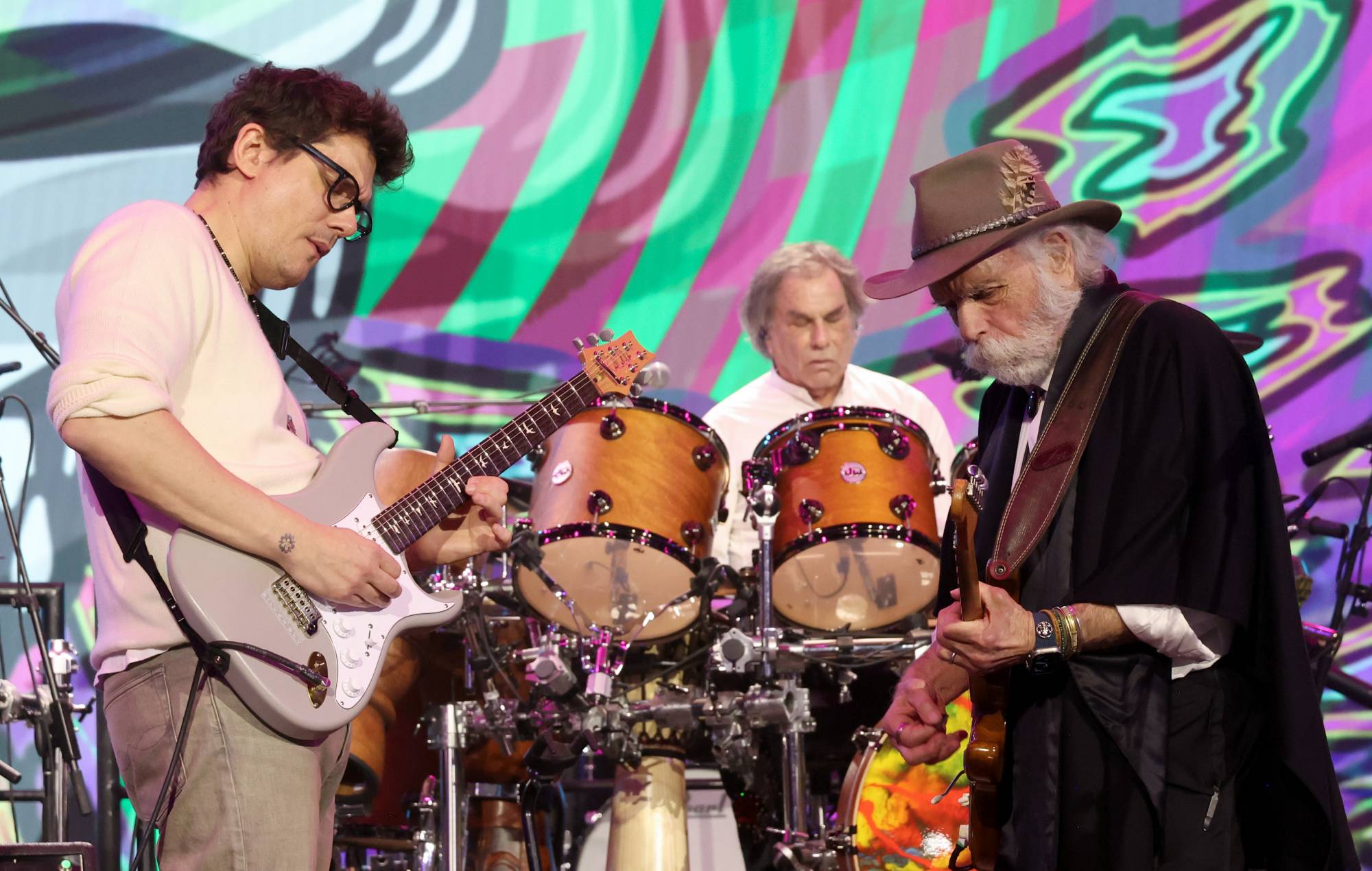 John Mayer lancia la festa di ascolto dei fan dei Grateful Dead in onore del defunto chitarrista Bob Weir