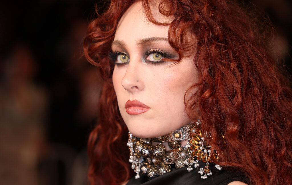 La reazione negativa all'incidente della guardia di sicurezza di Chappell Roan con un fan bambino è stata alimentata da una campagna diffamatoria guidata da bot