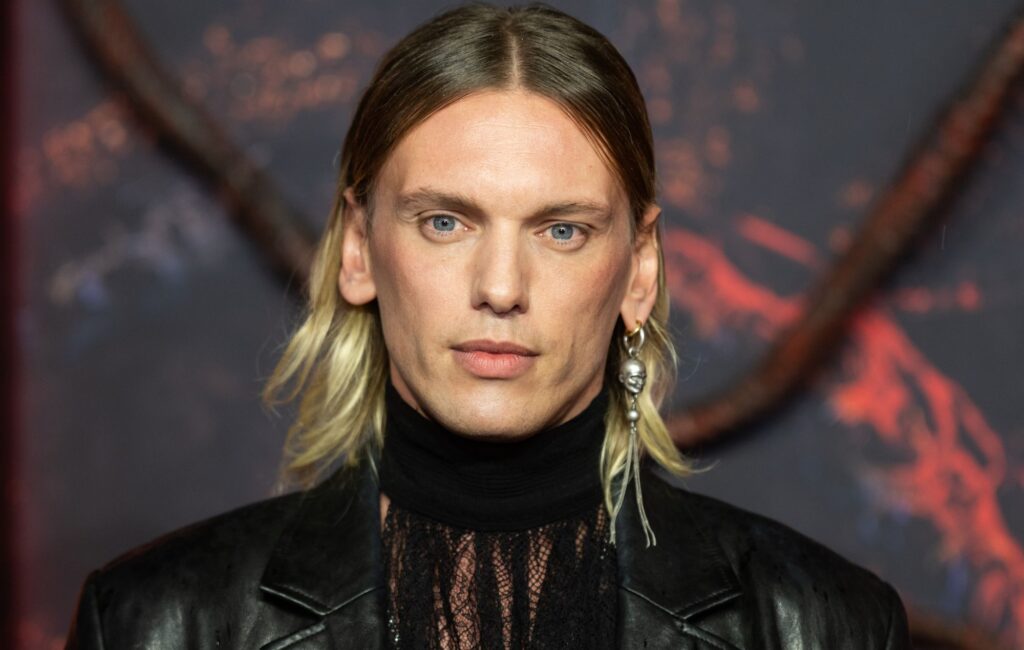 La star di "Stranger Things" Jamie Campbell Bower condivide il nuovo drammatico singolo "Waiting For Your Love"