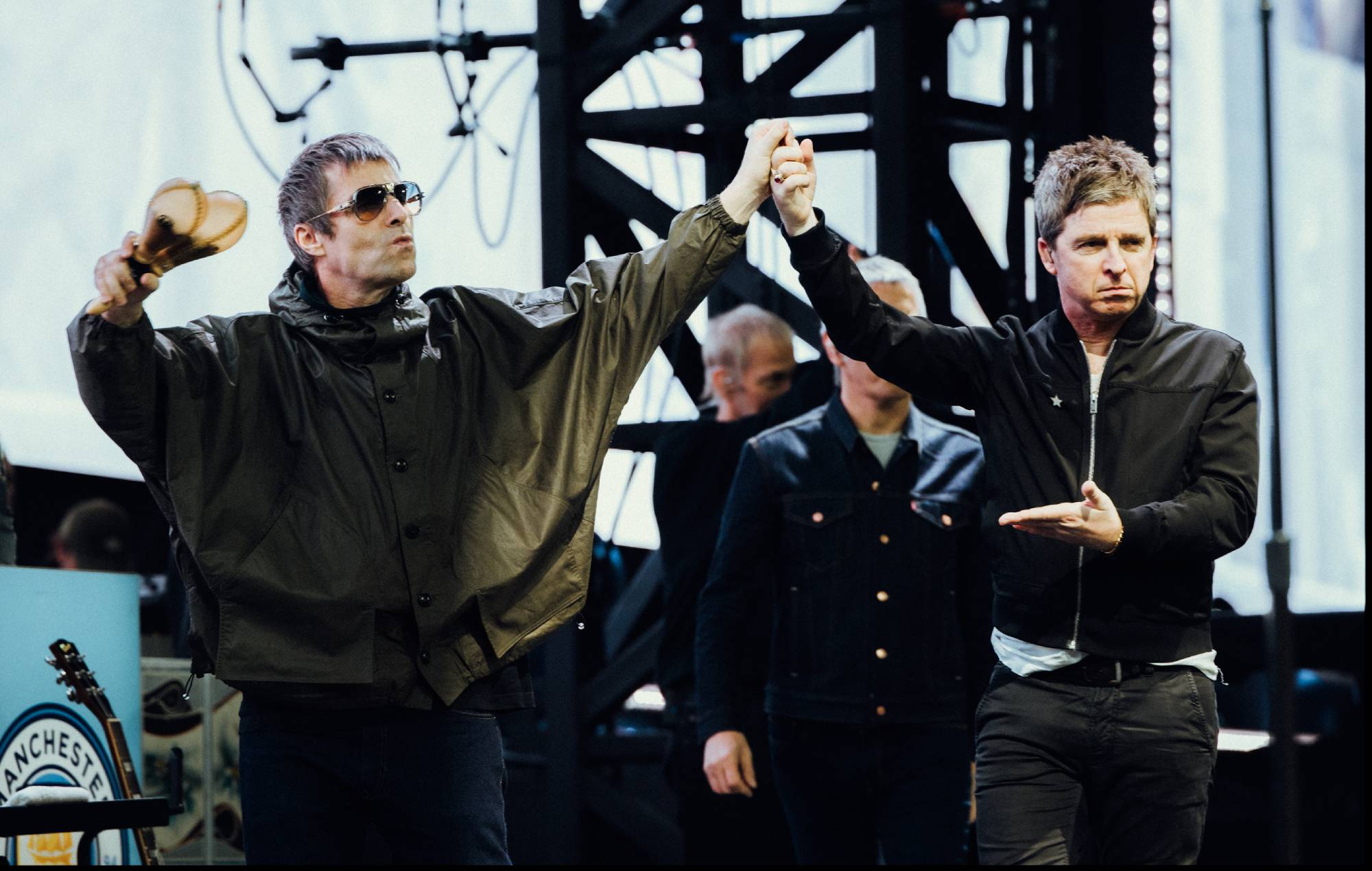Liam e Noel Gallagher festeggiano insieme il successo della Coppa Carabao del Manchester City