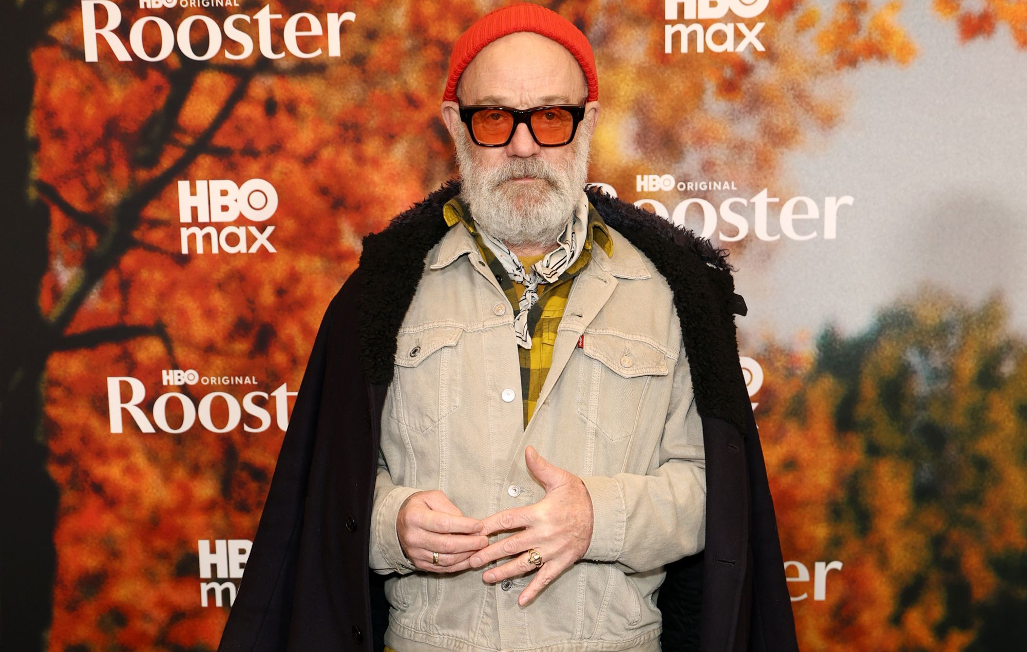 Michael Stipe dei REM si unisce a Andrew Watt, Josh Klinghoffer e Travis Barker dei Blink-182 per l'epica sigla di "Rooster" "I Played The Fool"