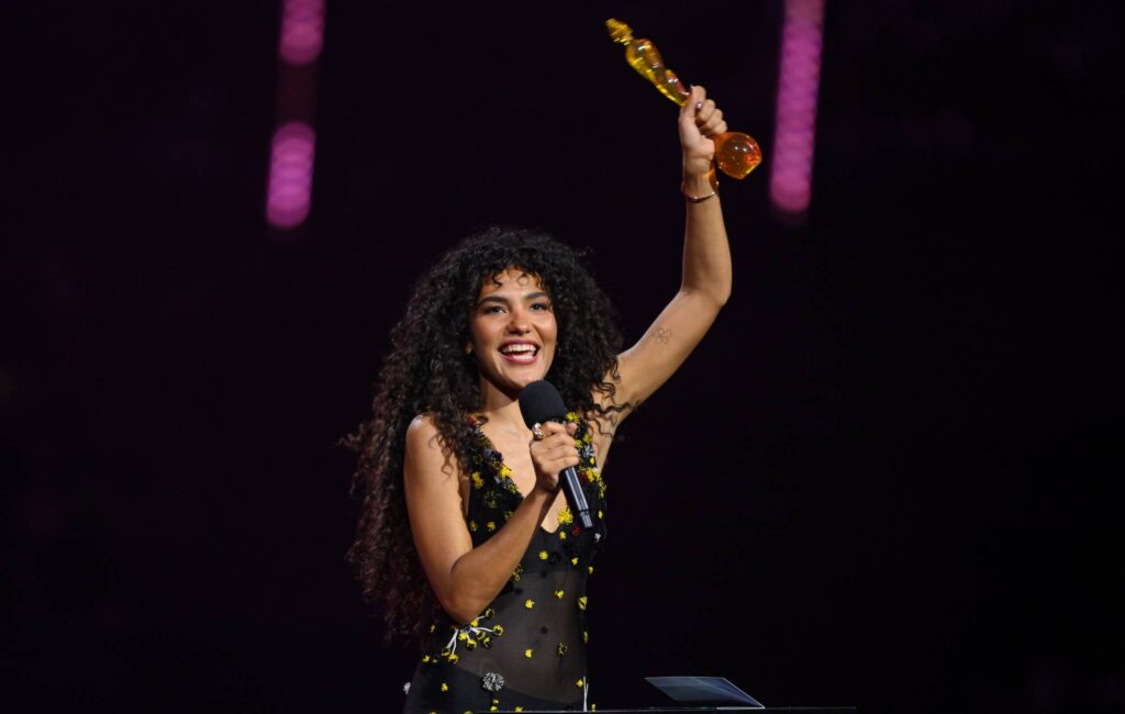 Olivia Dean domina i BRITs 2026, portando a casa quattro premi