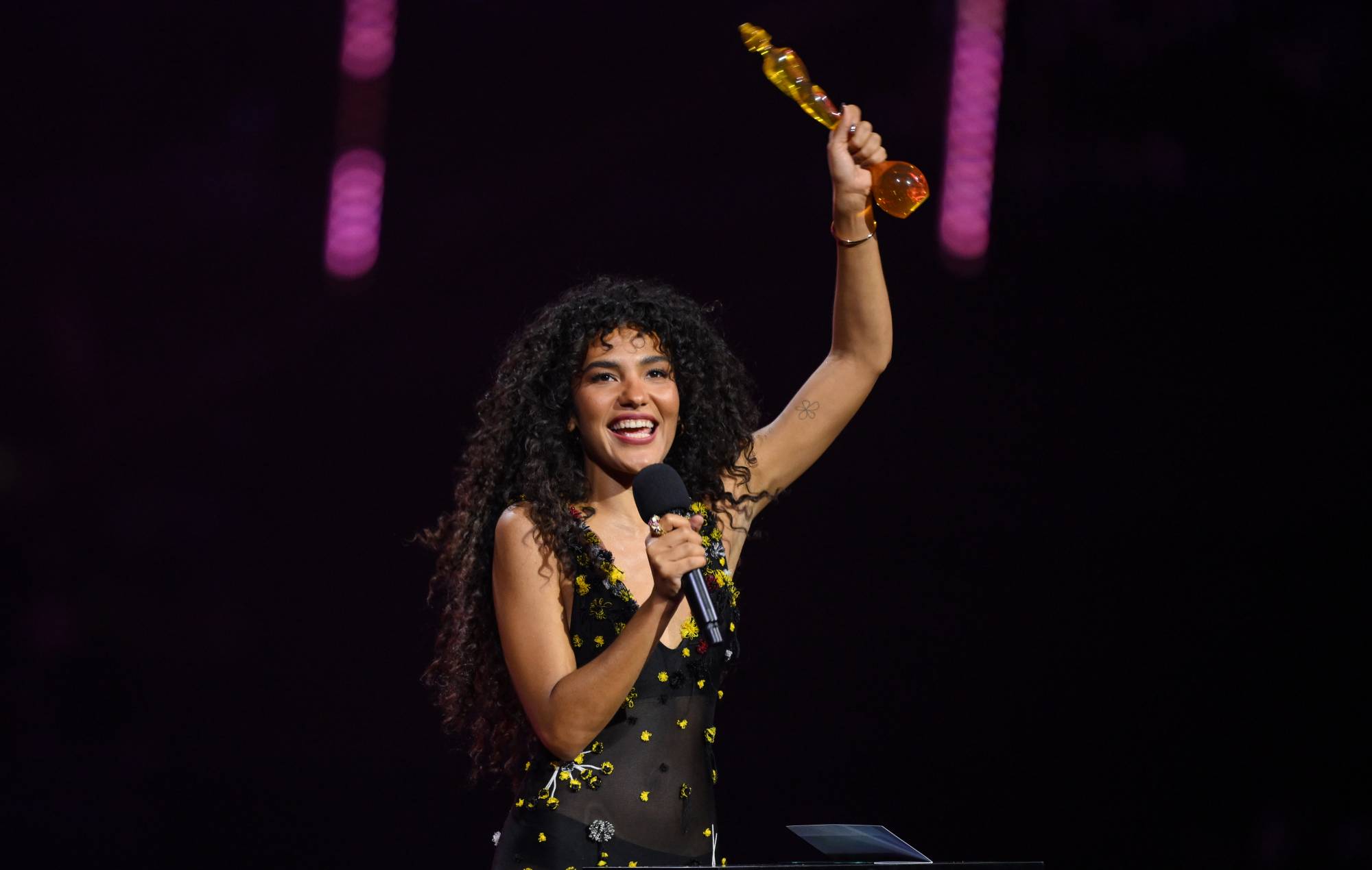 Olivia Dean domina i BRITs 2026, portando a casa quattro premi