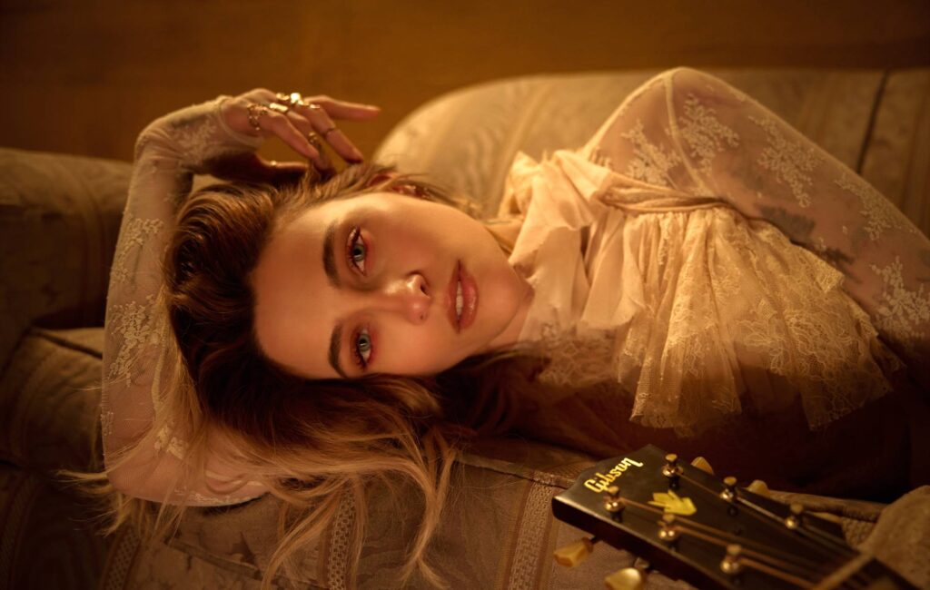 Paris Jackson condivide l'inquietante "Zombies In Love", co-scritto e prodotto da Linda Perry