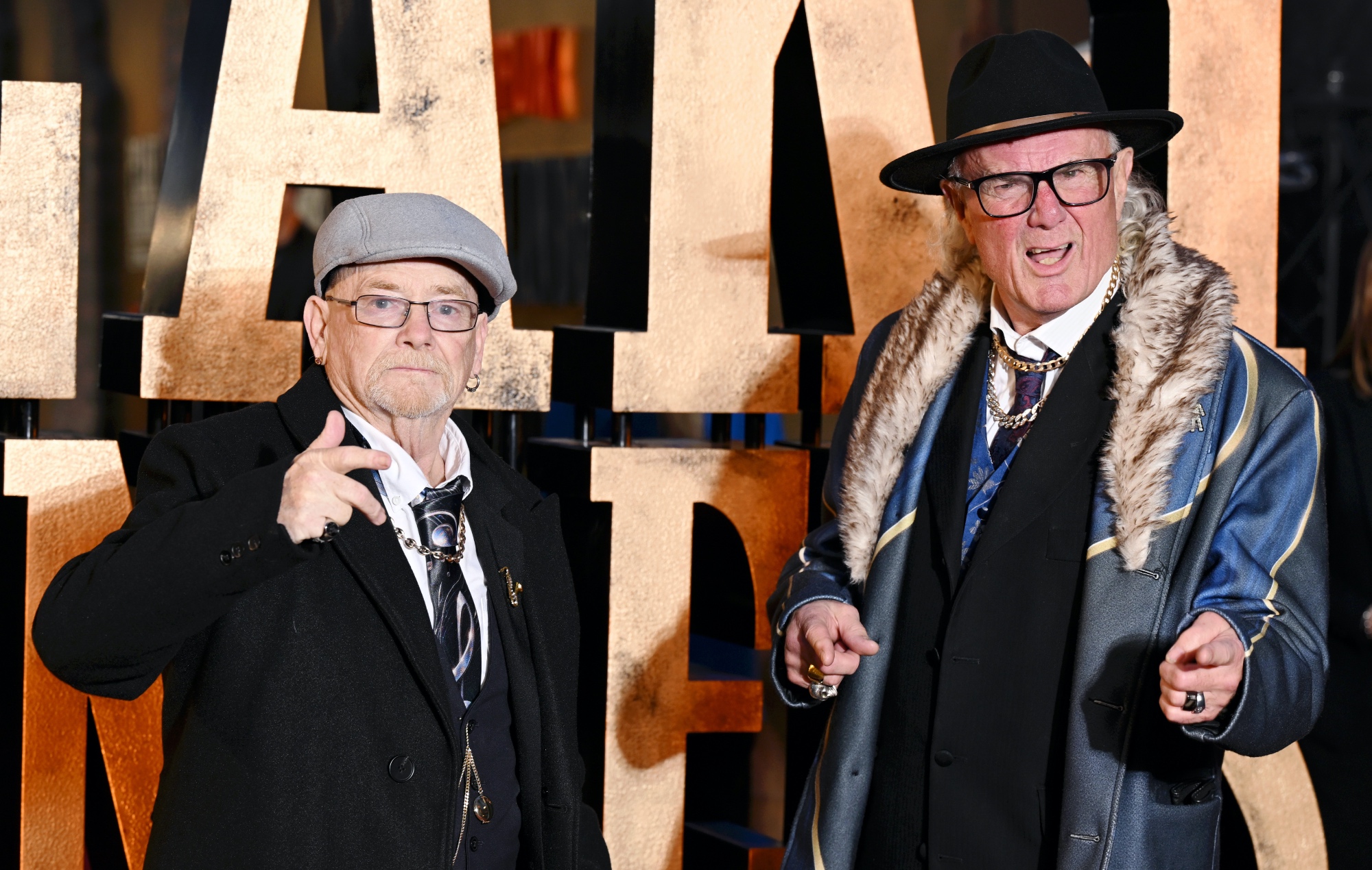 Pete del duo rap OAP Pete & Bas sviene mentre è appeso al soffitto con l'imbracatura durante un concerto di Chicago