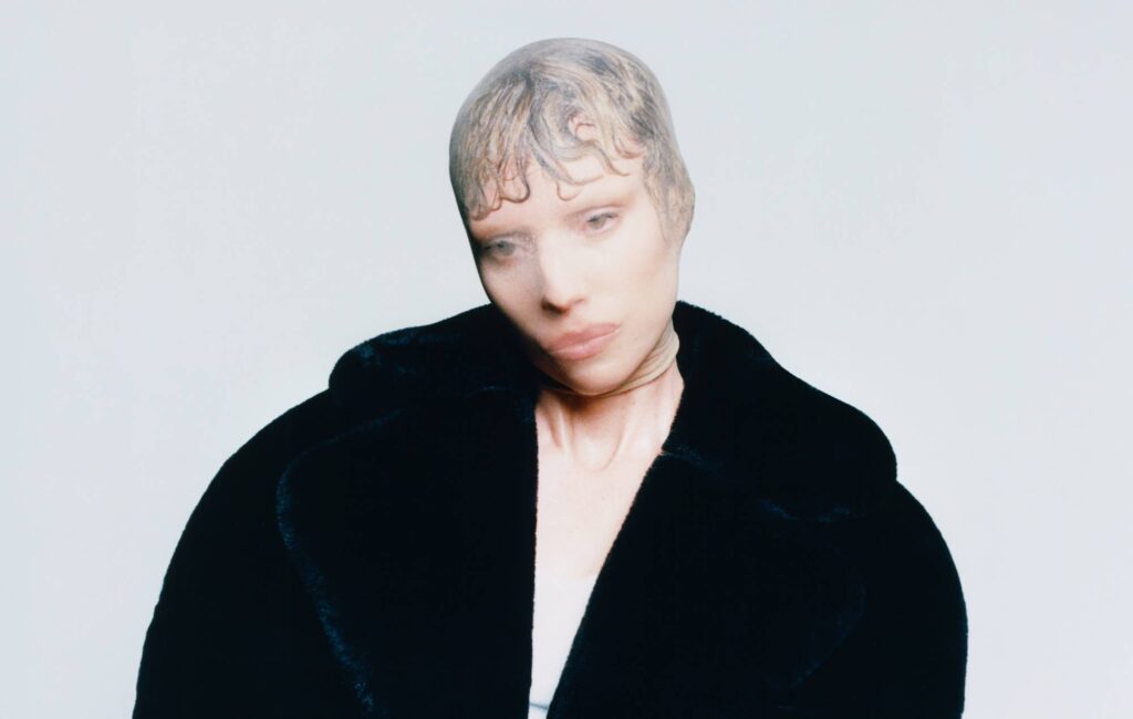 "Questa è la mia filastrocca brutalista: la ragazza emo che è in me, completamente scatenata"