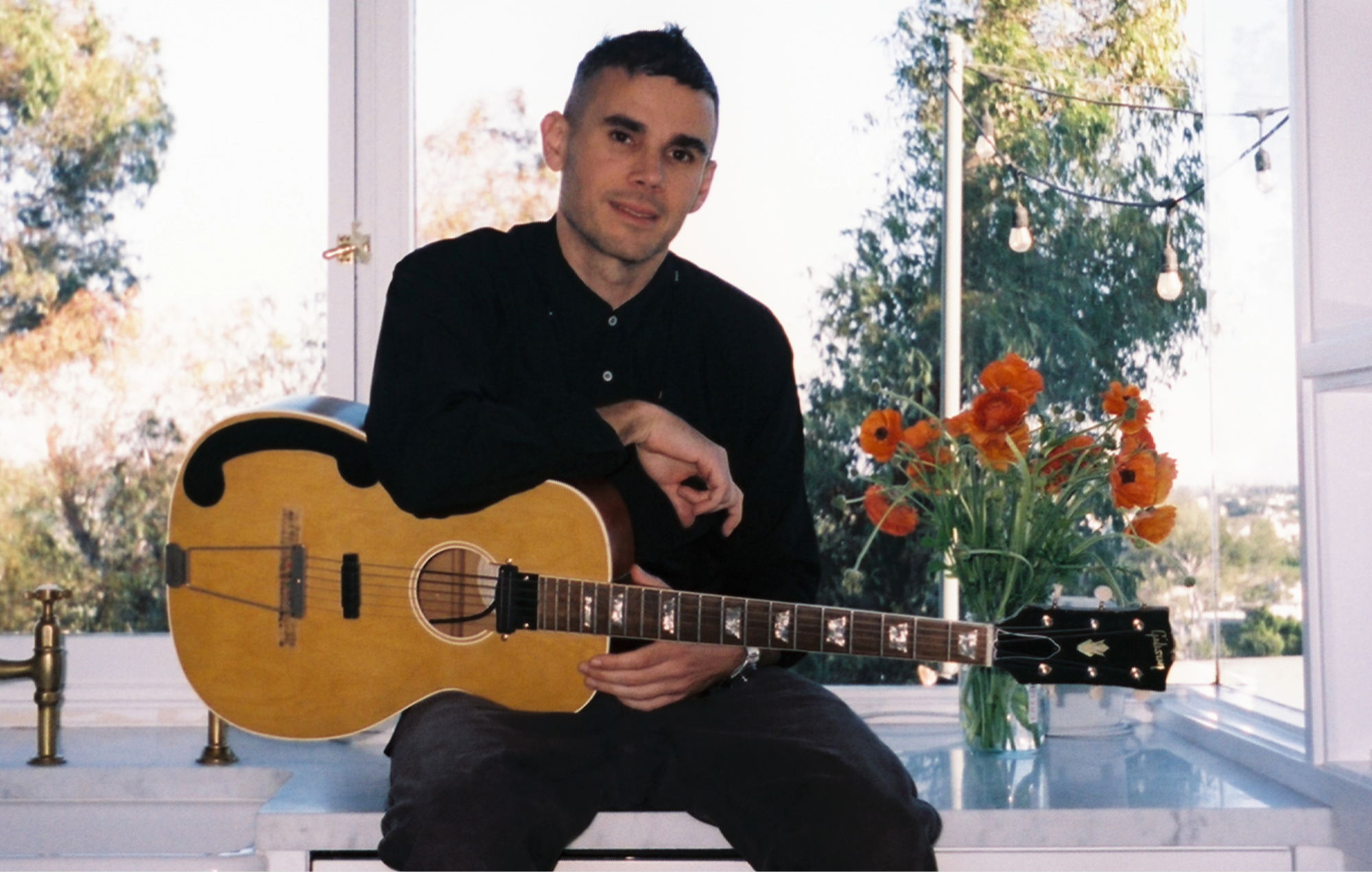 Rostam collabora con Clairo e Tobias Jesso Jr per riflettere la sua identità iraniano-americana nel nuovo album 'American Stories'