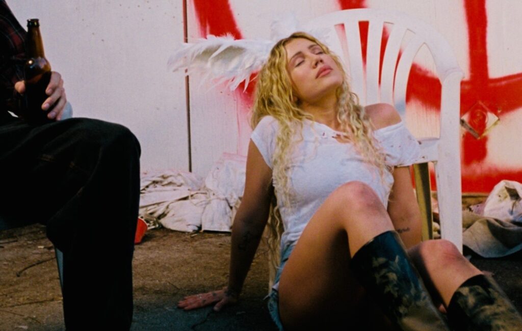 Slayyyter – Recensione 'Wor$t Girl In America': il pop che trova la salvezza nel ventre del cinema americano