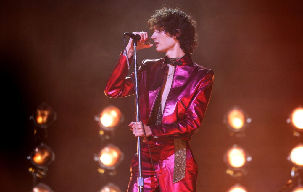 Sombr ai BRITs 2026: “Amo l’America, ma penso che la musica del Regno Unito li batte”