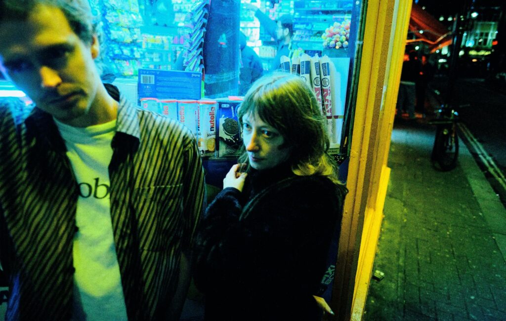 The Itch condividono la scintillante "prima canzone d'amore tradizionale", 'Drugdealer' – ispirata da Elton John e Ultravox