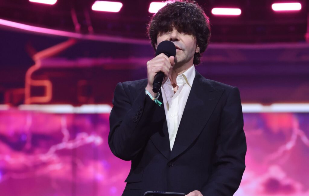 Tim Burgess ricorda Mani ai BRITs del 2026: “Era uno di quei fenomenali che arrivano pochissimi e rari”