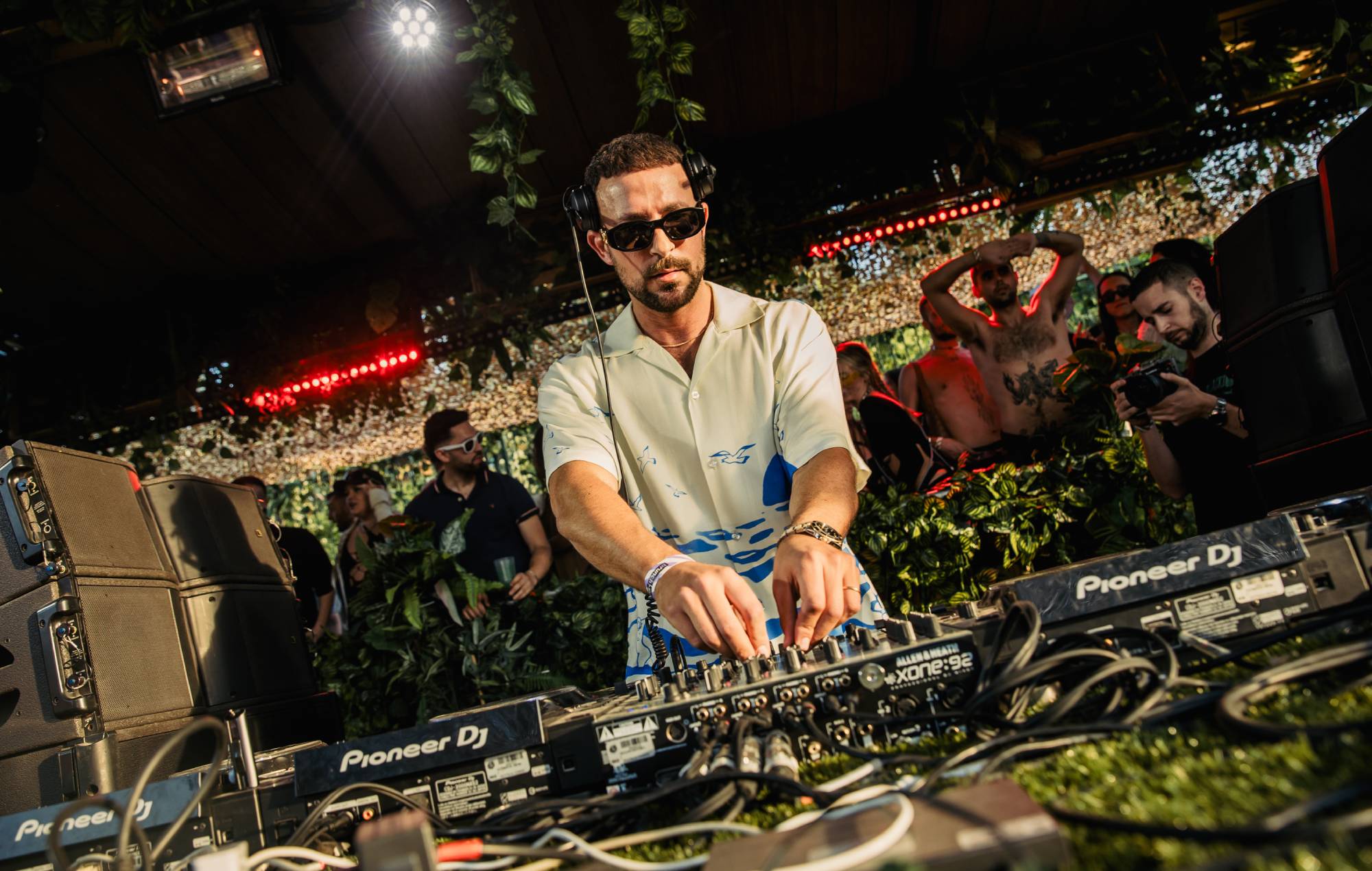 Un certo numero di DJ hard techno hanno abbandonato le line-up di festival e club dopo un'ondata di accuse di cattiva condotta sessuale