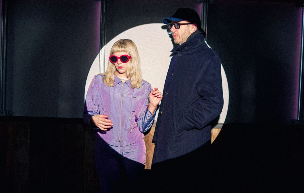 Tomora – Recensione 'Come Closer': collisione euforica tra i Chemical Brothers e la maga del pop Scandi