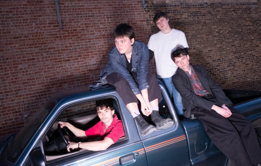 Friko – Recensione 'Qualcosa che vale la pena aspettare': alle prese con la vita per cui hanno lavorato così duramente