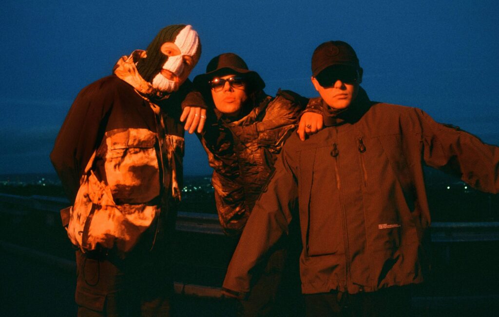 Kneecap – Recensione 'Fenian': il trio da prima pagina raggiunge potenza e maturità