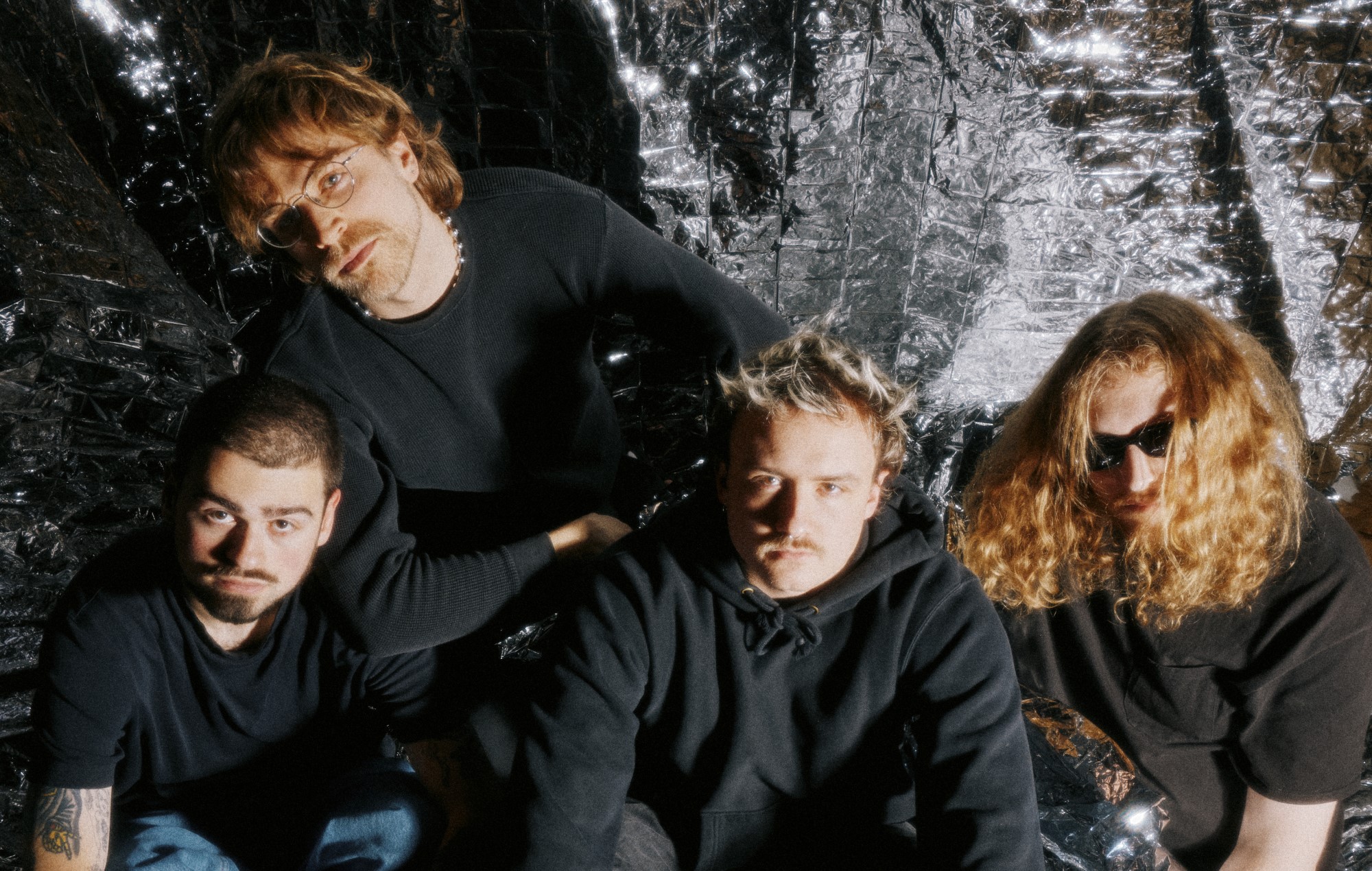 Lip Critic – Recensione 'Theft World': un turbinio di caos, paranoia e desiderio corrosivo