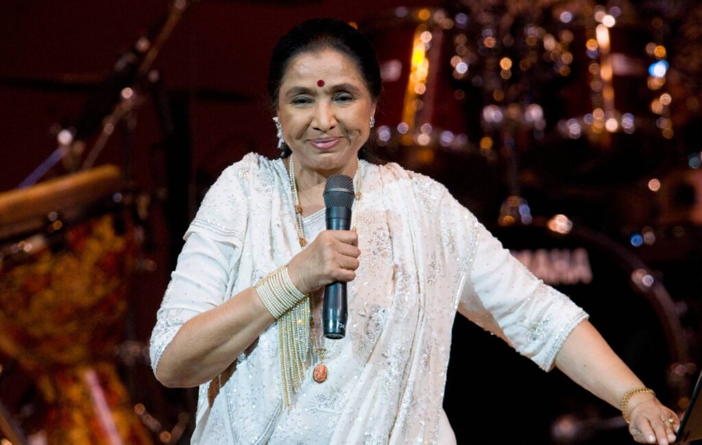Asha Bhosle, iconica cantante di Bollywood, è morta all'età di 92 anni
