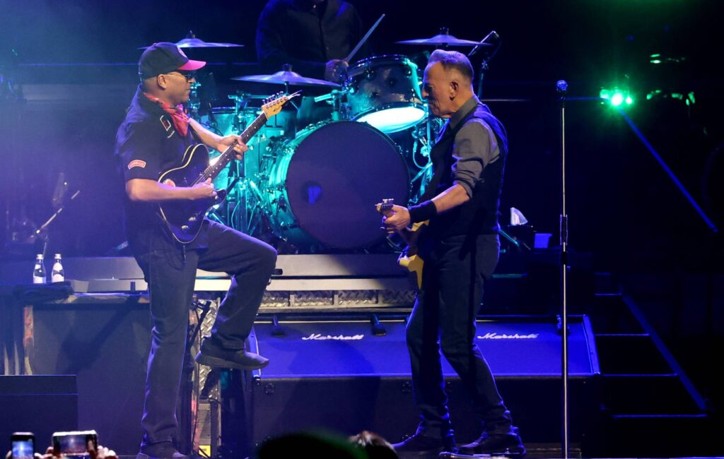 Bruce Springsteen pubblica il video della performance di Prince "Purple Rain" dal tour di apertura di Minneapolis con Tom Morello