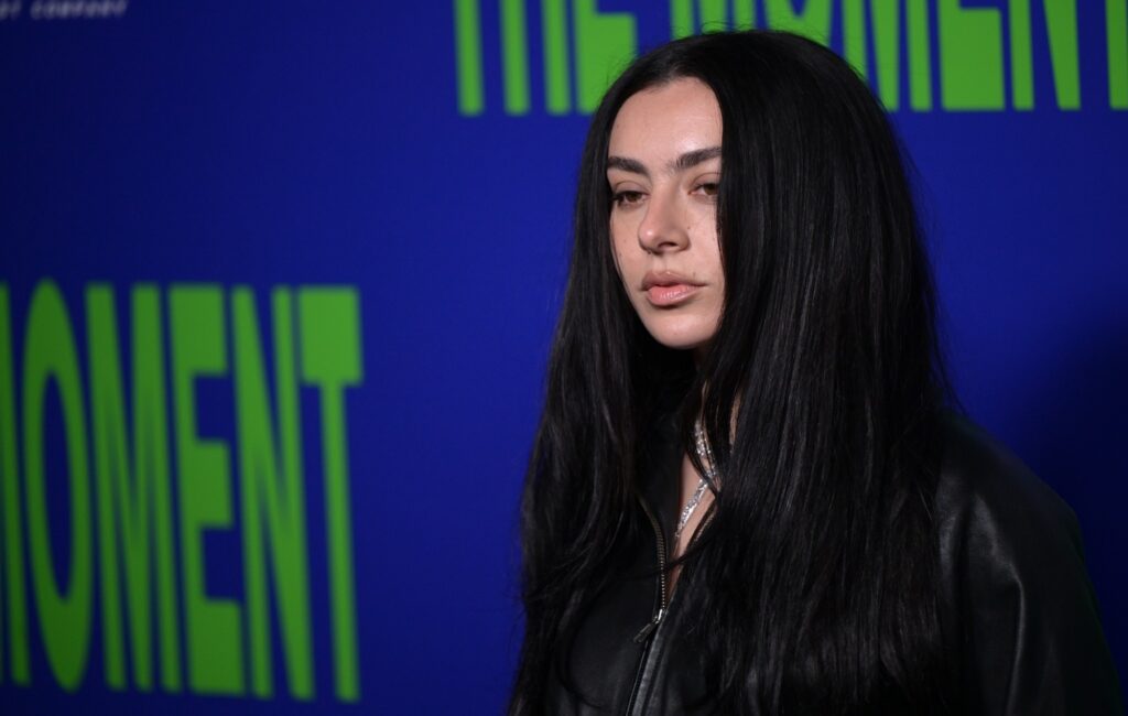 Charli XCX annuncia l'evento "Conversations" mentre si prepara a pubblicare il nuovo album "rock".