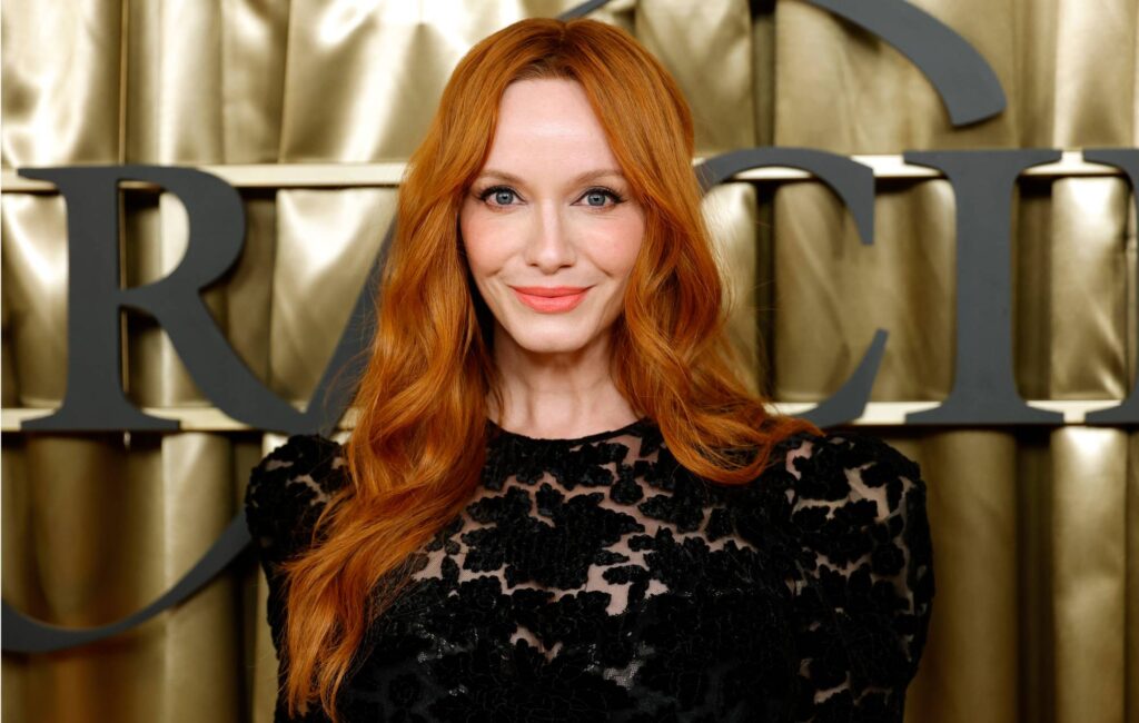 Christina Hendricks ha suonato un DJ set ricco di indie "shoe pop dream look" in un bar di San Diego il primo di aprile