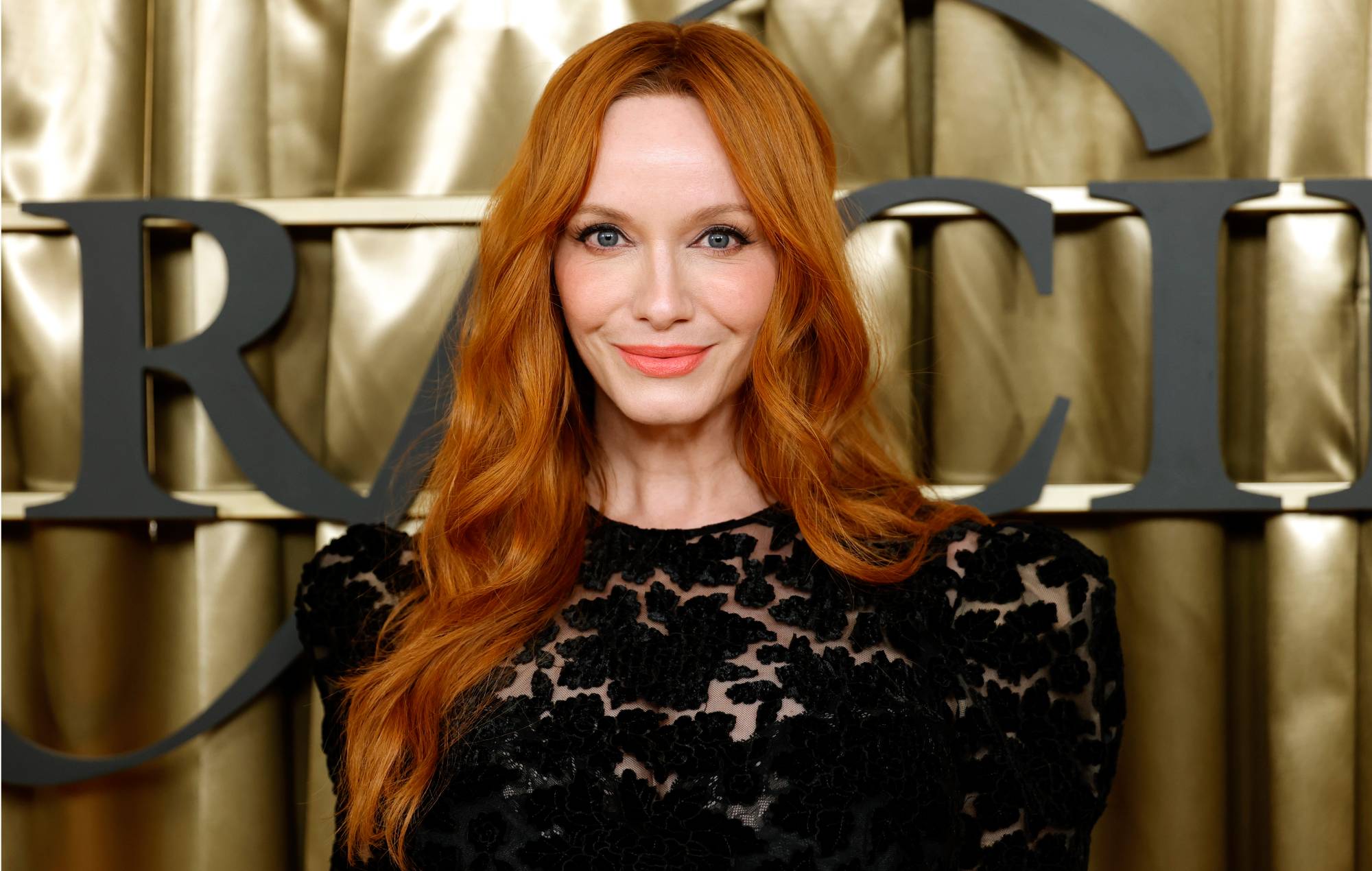 Christina Hendricks ha suonato un DJ set ricco di indie "shoe pop dream look" in un bar di San Diego il primo di aprile