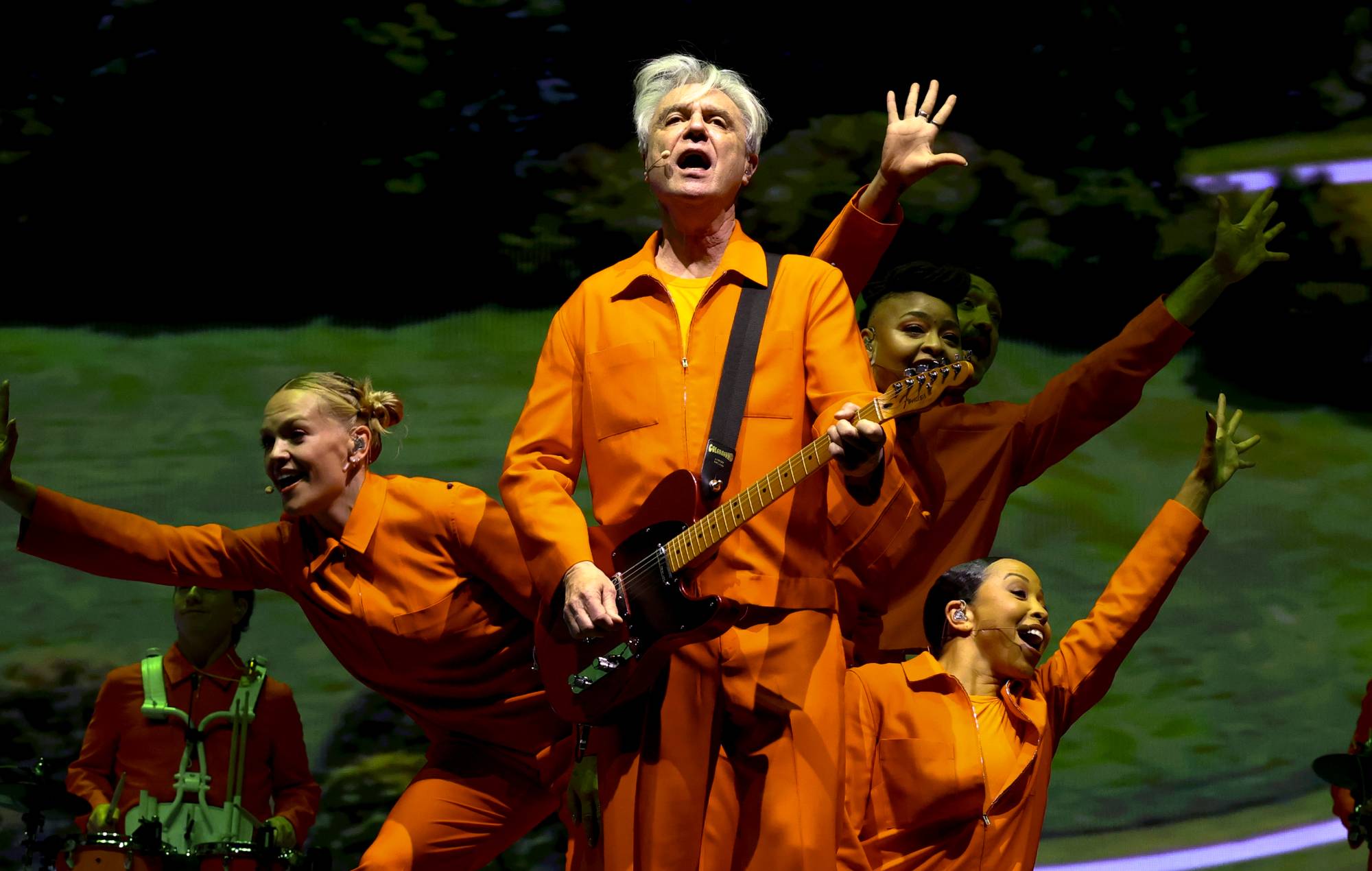 David Byrne porta in scena molti classici dei Talking Heads sul set teatrale del Coachella 2026