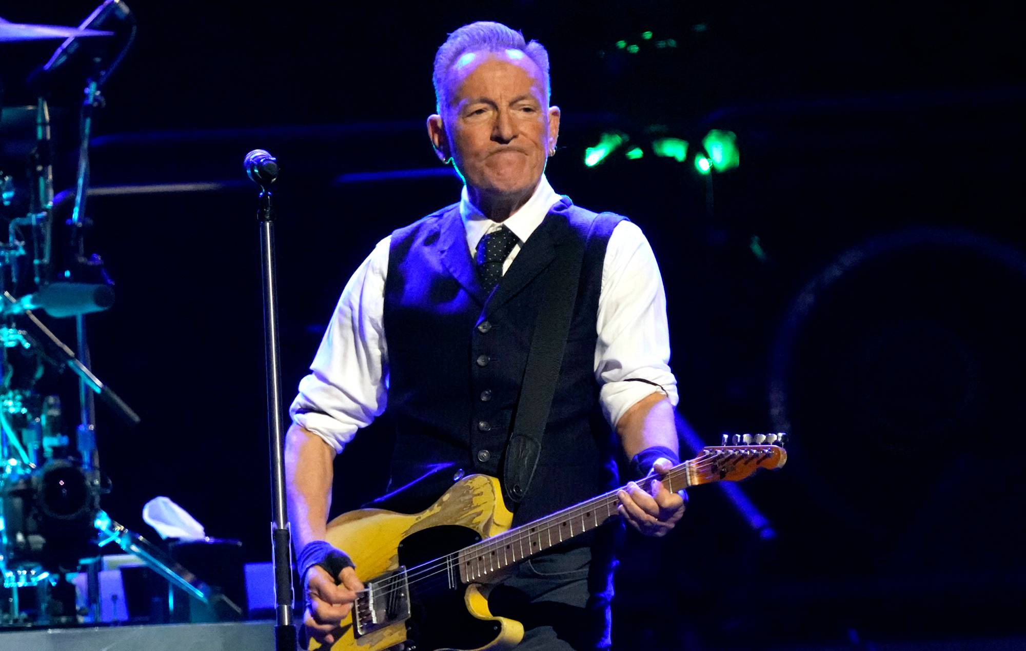 Guarda Bruce Springsteen insieme a John Densmore per la cover di "Light My Fire" dei Doors