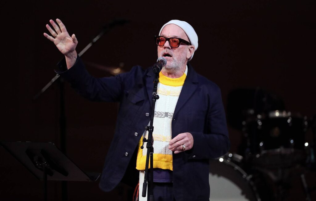 Guarda Michael Stipe dei REM eseguire la nuova toccante canzone solista "The Rest Of Ever" su "Colbert"