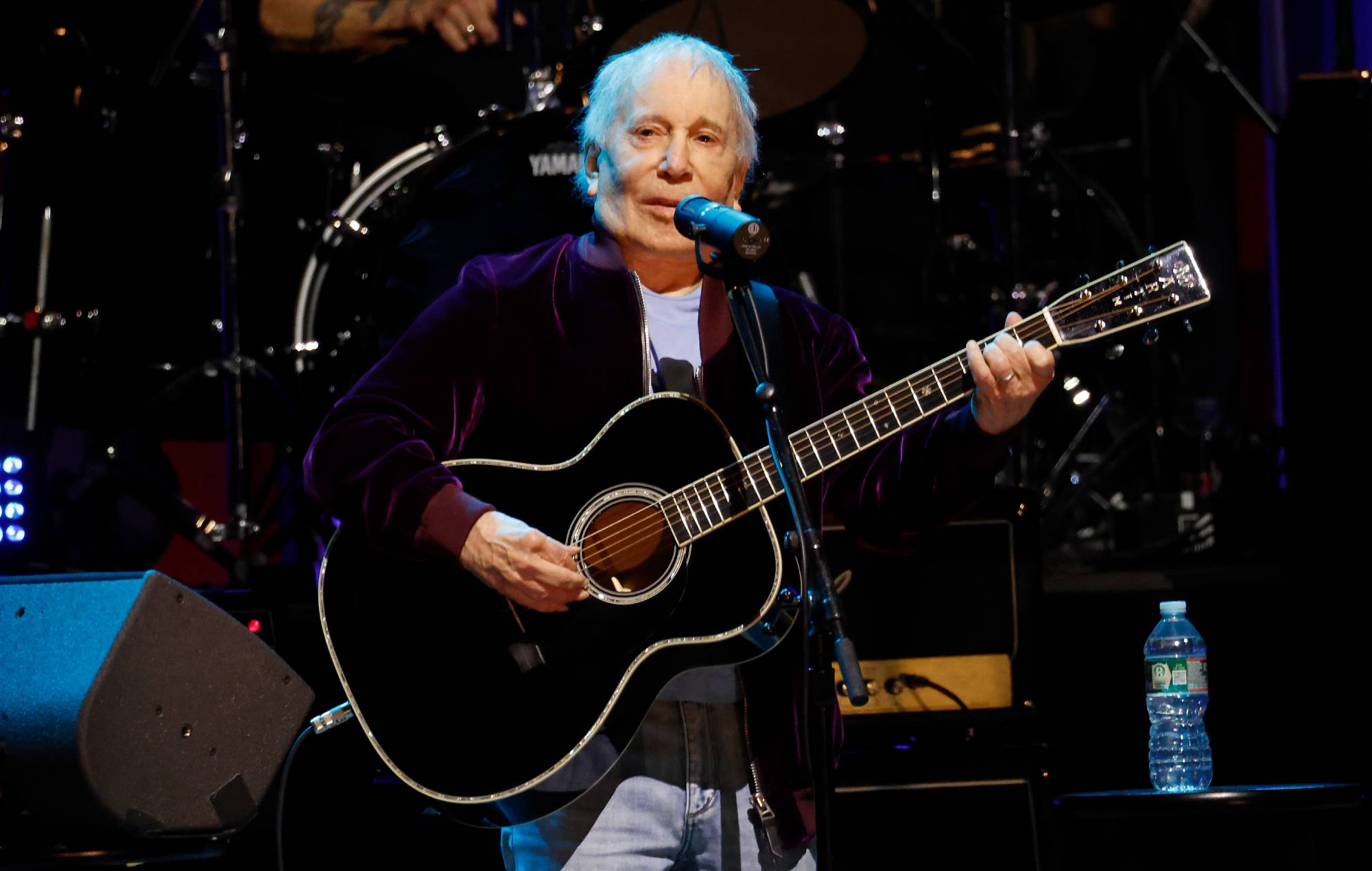Guarda Paul Simon suonare "Something So Right" per la prima volta dopo 33 anni in "Colbert"