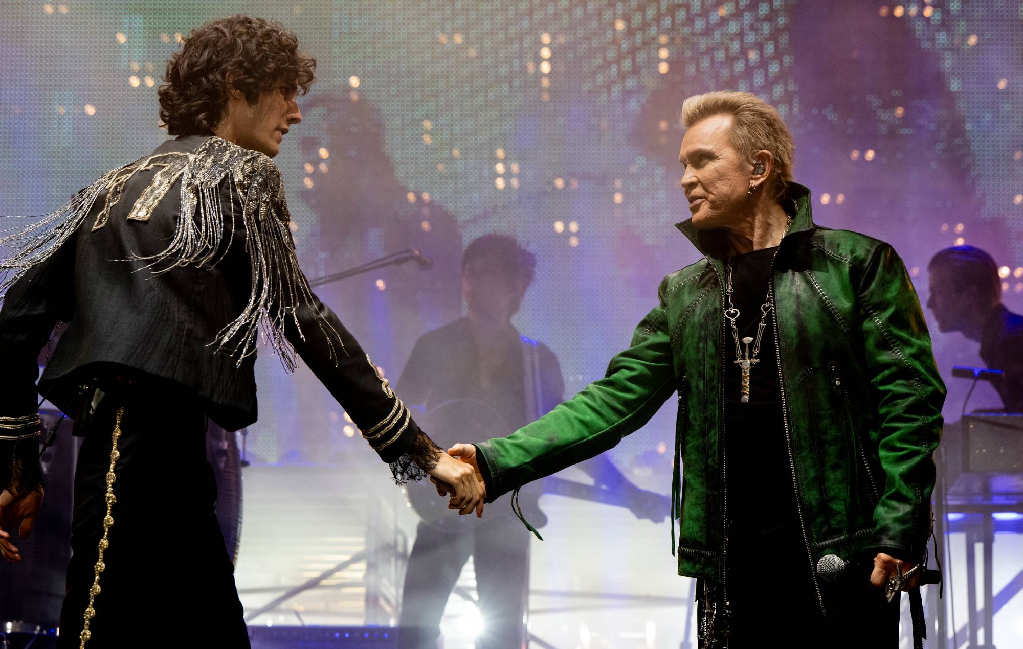 Guarda Sombr affiancato da Billy Idol per "Eyes Without A Face" al Coachella