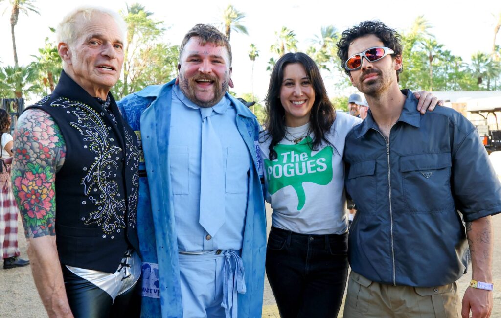 Guarda Teddy Swims far emergere Joe Jonas, Vanessa Carlton e David Lee Roth di Van Halen al Coachella 2026