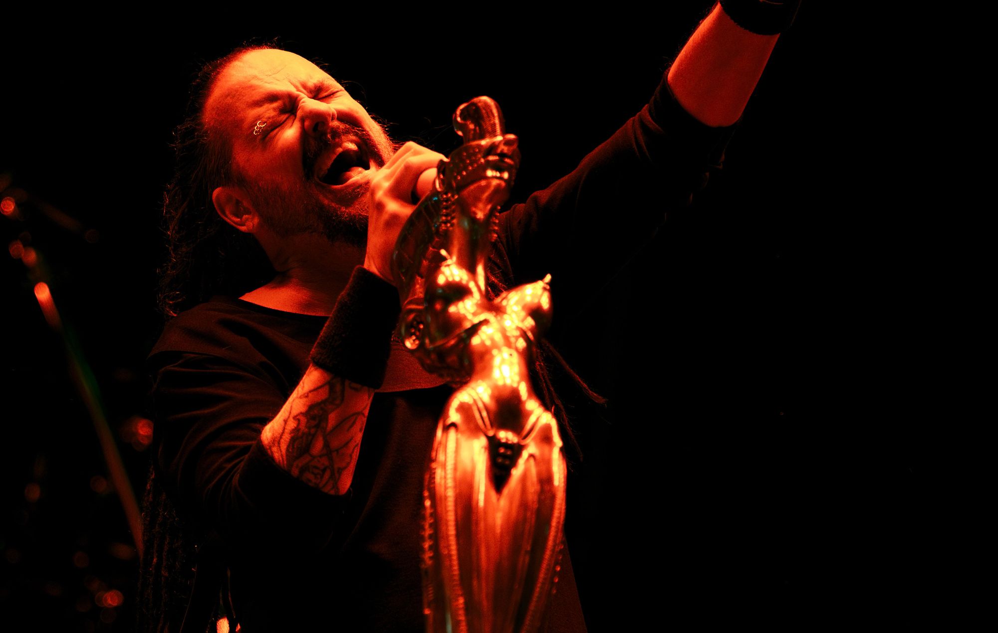 Guarda i KoRn suonare dal vivo per la prima volta la nuova canzone "Reward The Scars" davanti a 50.000 persone al Sick New World