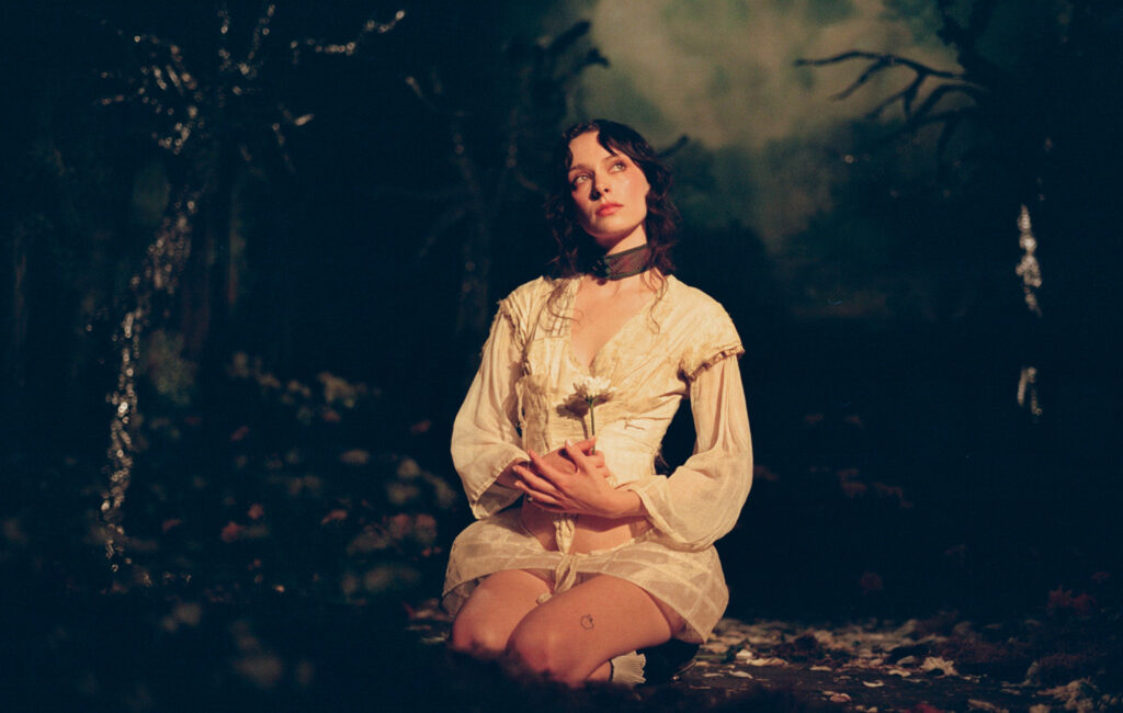 Holly Humberstone: “Devi tenere duro e capire che ci vuole tempo per ambientarsi nel mondo moderno”