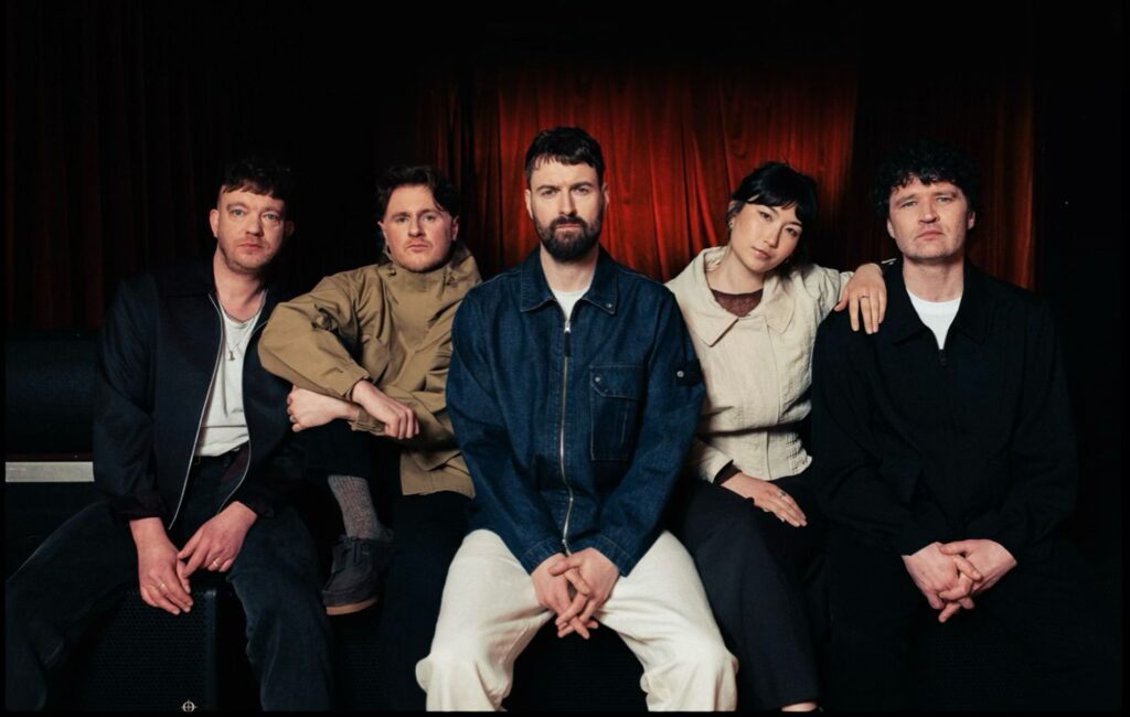 I Courteeners annunciano l'album "best of" con il singolo "Luckiest Man Alive" e il tour nelle arene del 2026