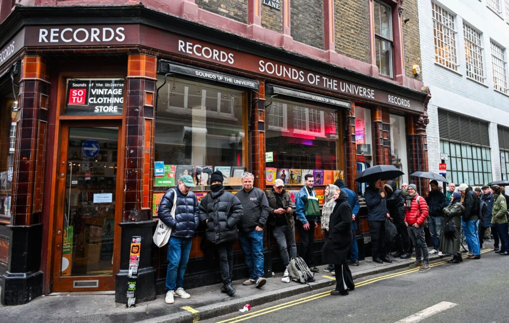 Il Record Store Day 2026 attira i fan nei negozi per le uscite in edizione limitata con esclusivi dischi di Taylor Swift e Slipknot in palio