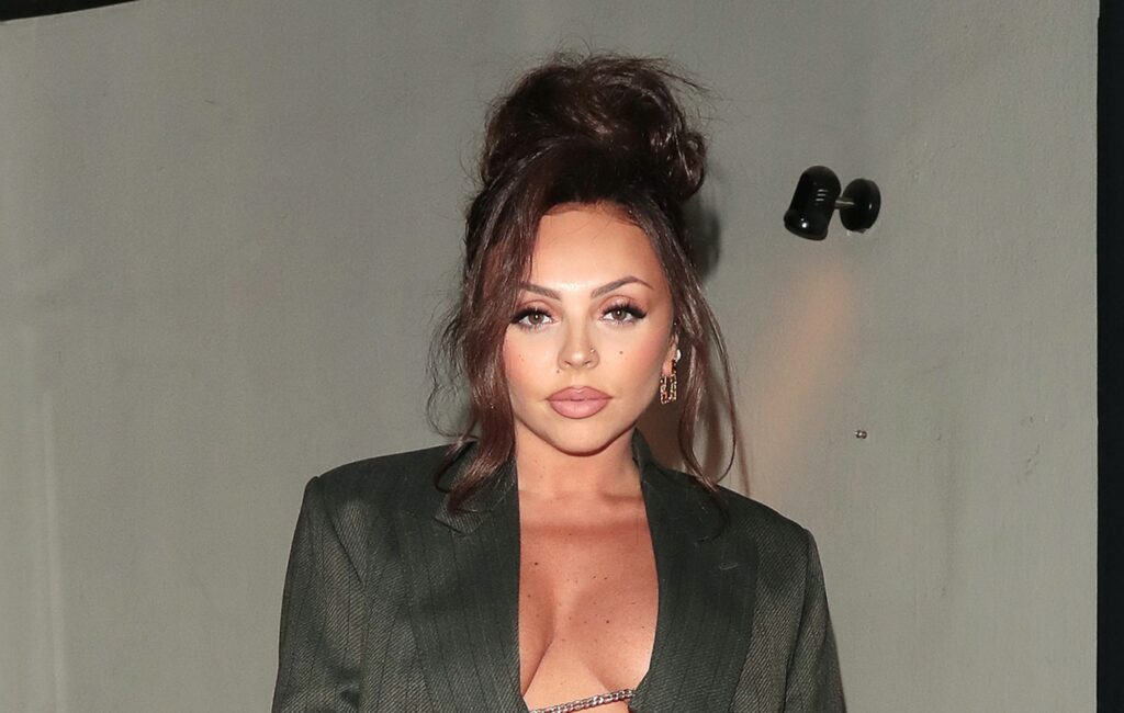 Jesy Nelson delle Little Mix chiede aiuto dopo il furto dell'auto contenente l'attrezzatura medica delle figlie