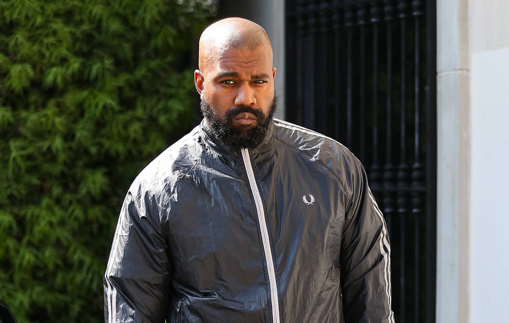 Kanye West accusato di aver preso a pugni il ristorante di Chateau Marmont e di aver continuato l'aggressione mentre erano privi di sensi