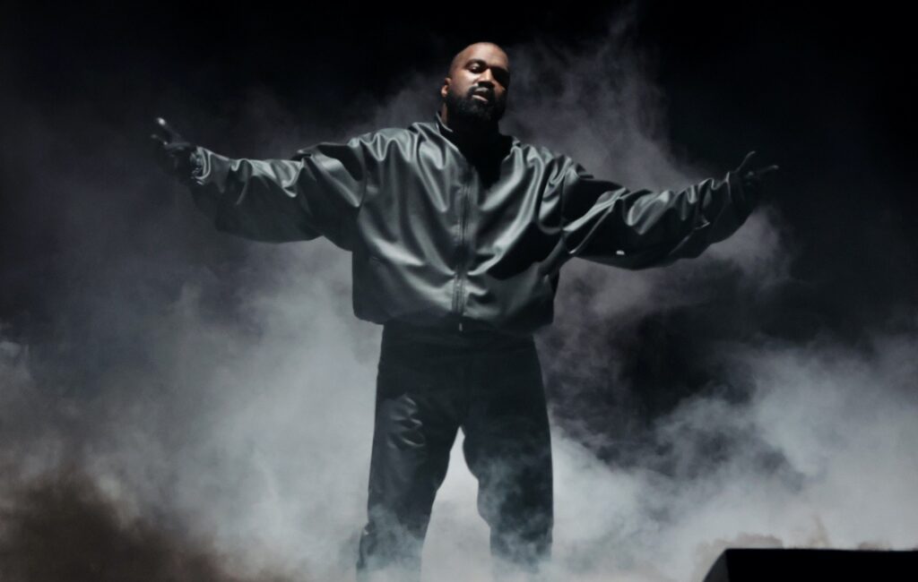 Kanye West prende la "decisione esclusiva" di rinviare il concerto in Francia a tempo indeterminato, una settimana dopo il divieto del Wireless nel Regno Unito