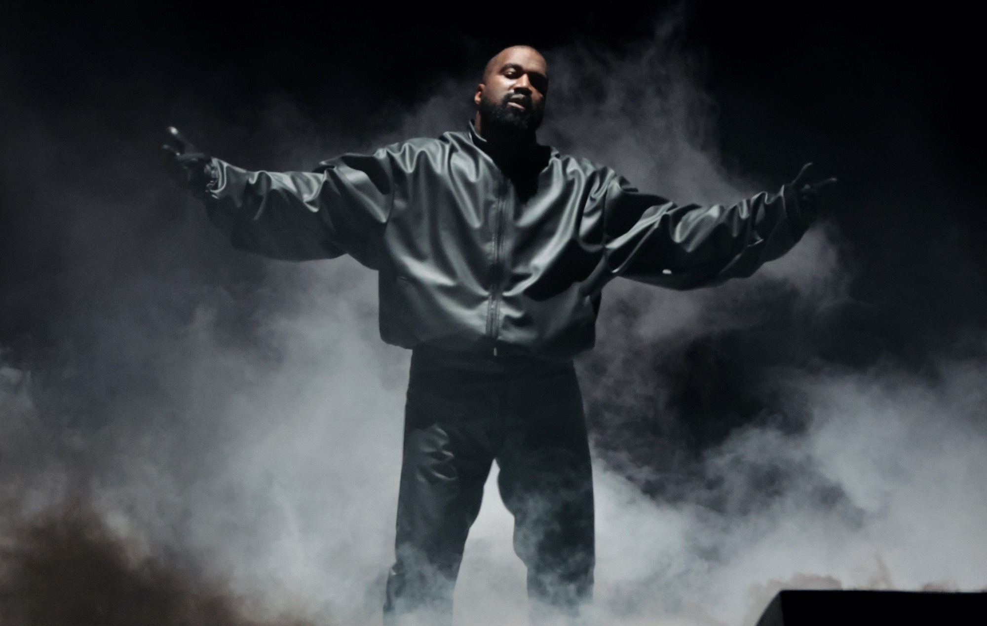 Kanye West prende la "decisione esclusiva" di rinviare il concerto in Francia a tempo indeterminato, una settimana dopo il divieto del Wireless nel Regno Unito