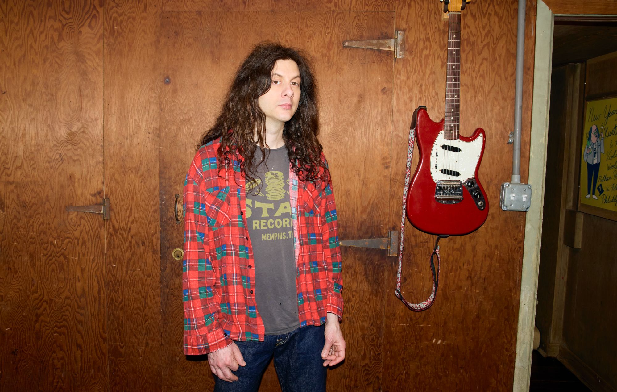 Kurt Vile annuncia il nuovo album "Philadelphia's Been Good To Me" con l'atmosfera suggestiva "Chance To Bleed" e un tour nel Regno Unito, europeo e nordamericano nel 2026