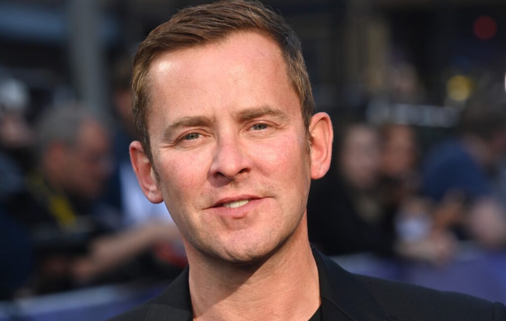 La BBC si scusa dopo aver ammesso che lo scorso anno erano state sollevate preoccupazioni riguardo a "comunicazioni inappropriate" che coinvolgevano Scott Mills