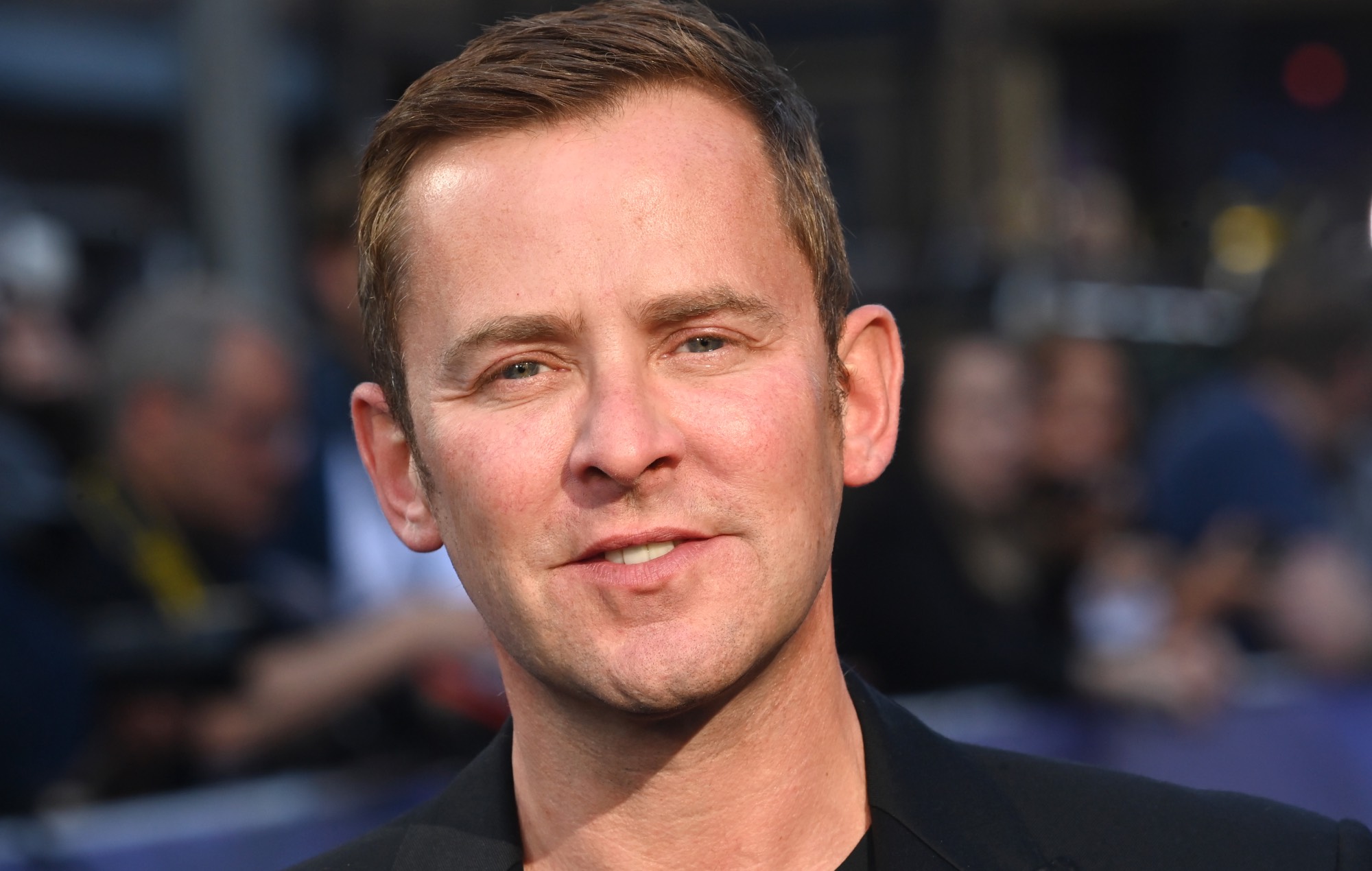 La BBC si scusa dopo aver ammesso che lo scorso anno erano state sollevate preoccupazioni riguardo a "comunicazioni inappropriate" che coinvolgevano Scott Mills