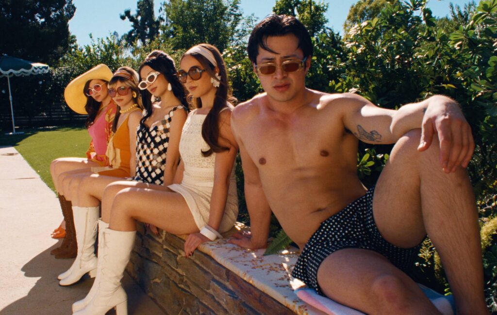 Laufey condivide il video di "Madwoman" costellato di stelle con Hudson Williams, Alysa Liu, Lola Tung e Megan Skiendiel