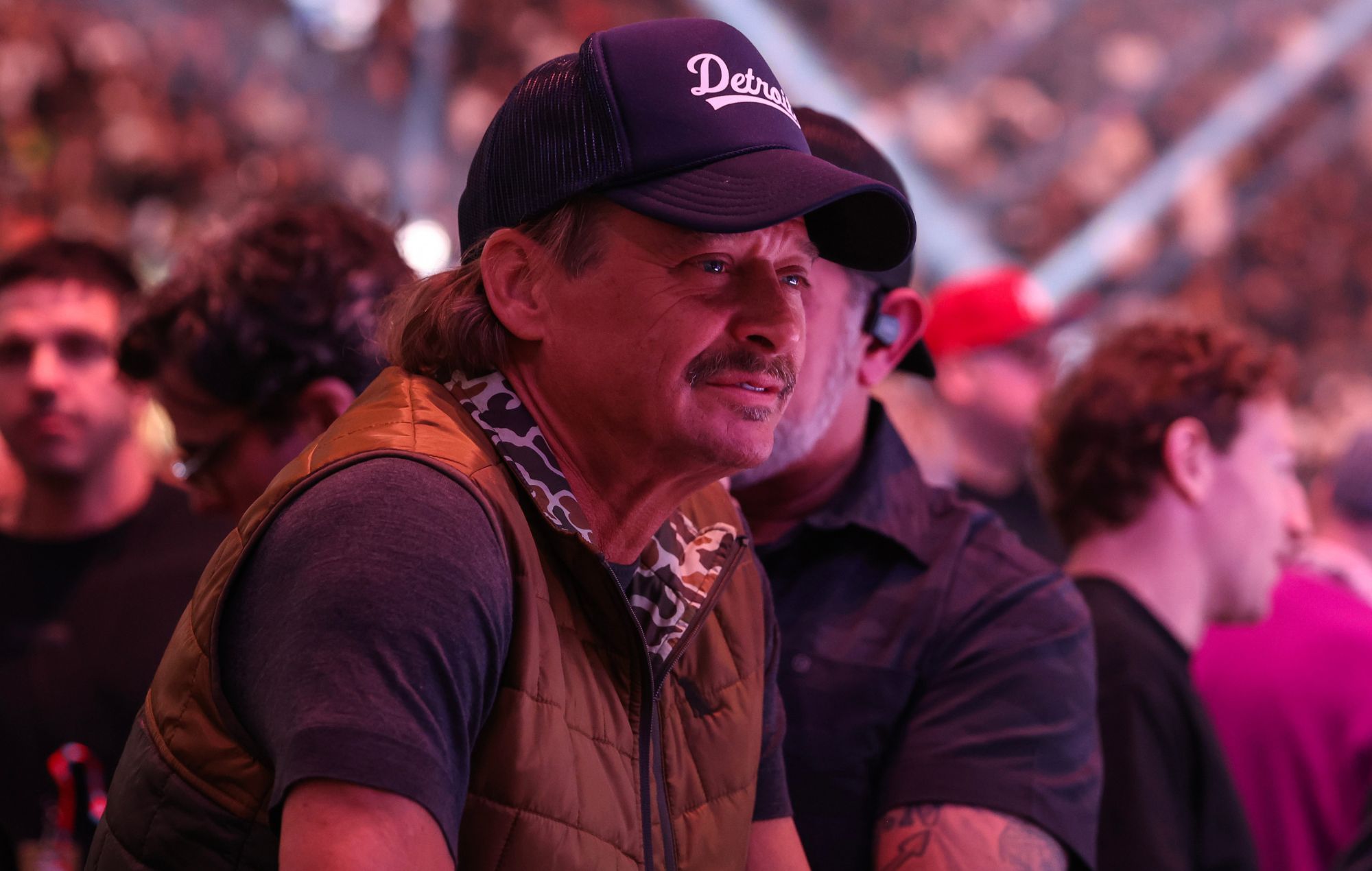 L'esercito americano sospende e reintegra rapidamente i piloti che volavano con elicotteri Apache vicino alla casa di Kid Rock