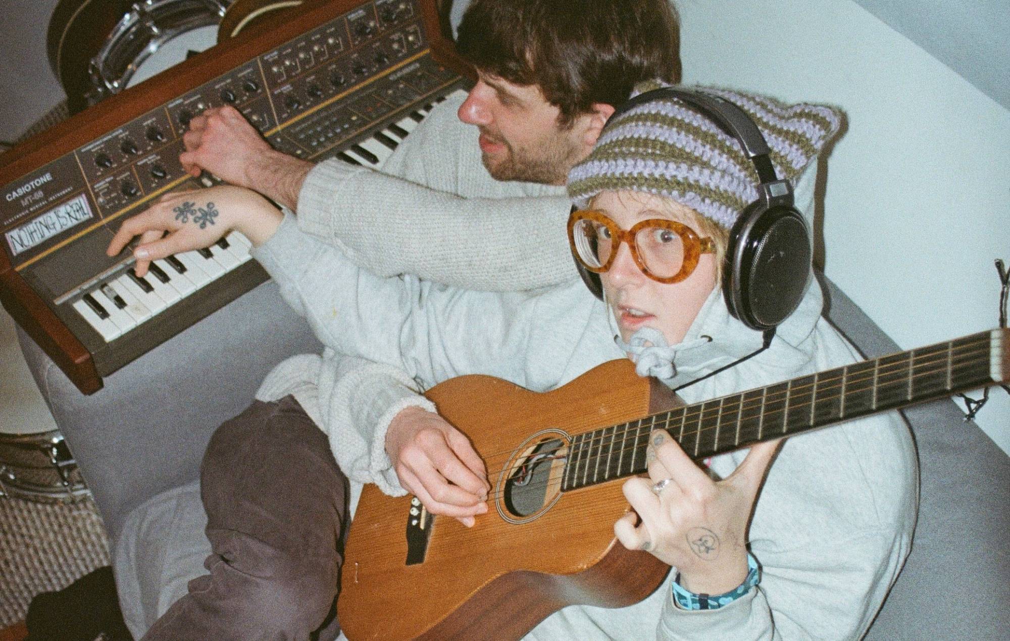 Lily Wolter dei Penelope Isles annuncia l'album di debutto "A Moment In My Eyes" come My Precious Bunny con il singolo "KookieCannibal"