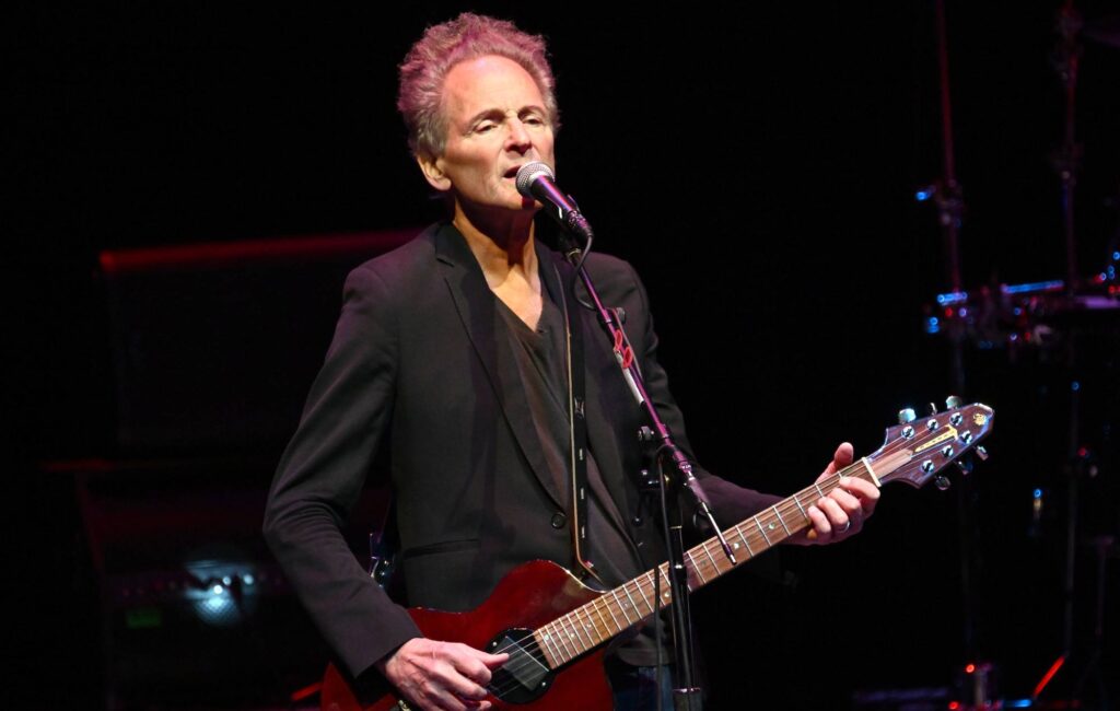 Lindsey Buckingham dei Fleetwood Mac aggredita da una donna a Santa Monica, dice la polizia