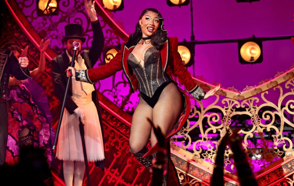 Megan Thee Stallion lascia il "Moulin Rouge" subito dopo il ricovero in ospedale e la rottura