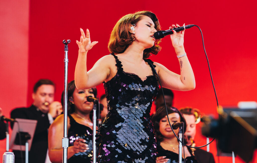 RAYE si scusa con i fan che hanno comprato il suo nuovo album su vinile dato che non è il mix finale