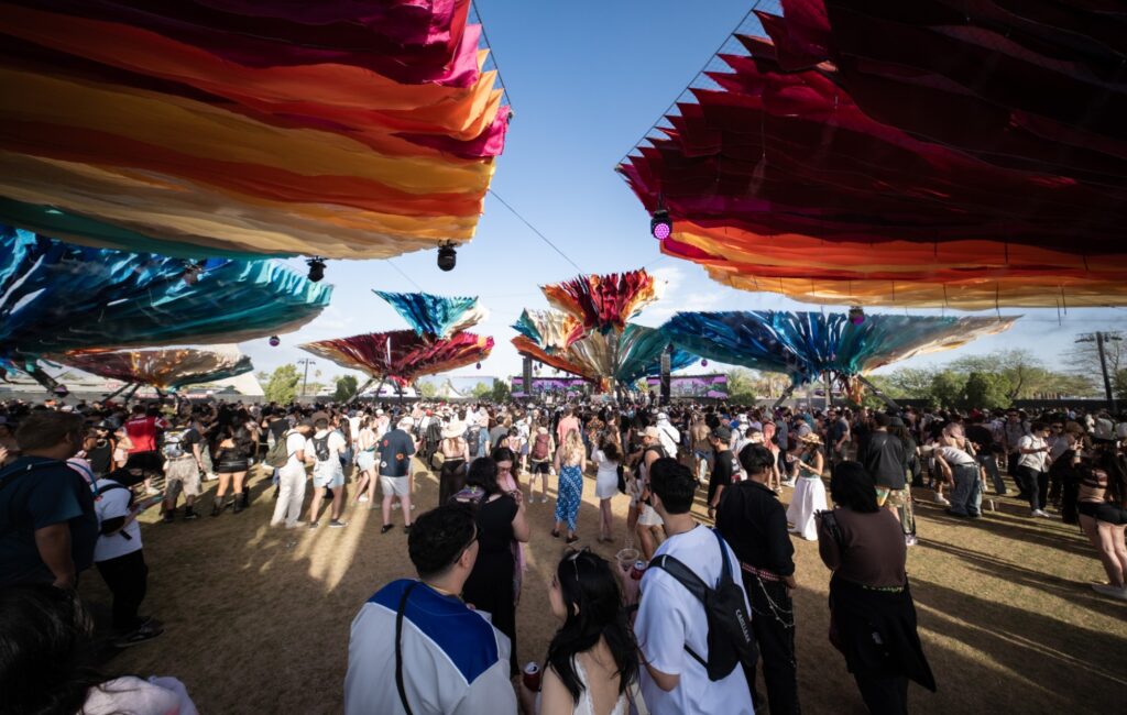 Secondo quanto riferito, il palco Do LaB del Coachella è stato chiuso dopo che uno degli oratori è caduto e ha ferito un partecipante al festival