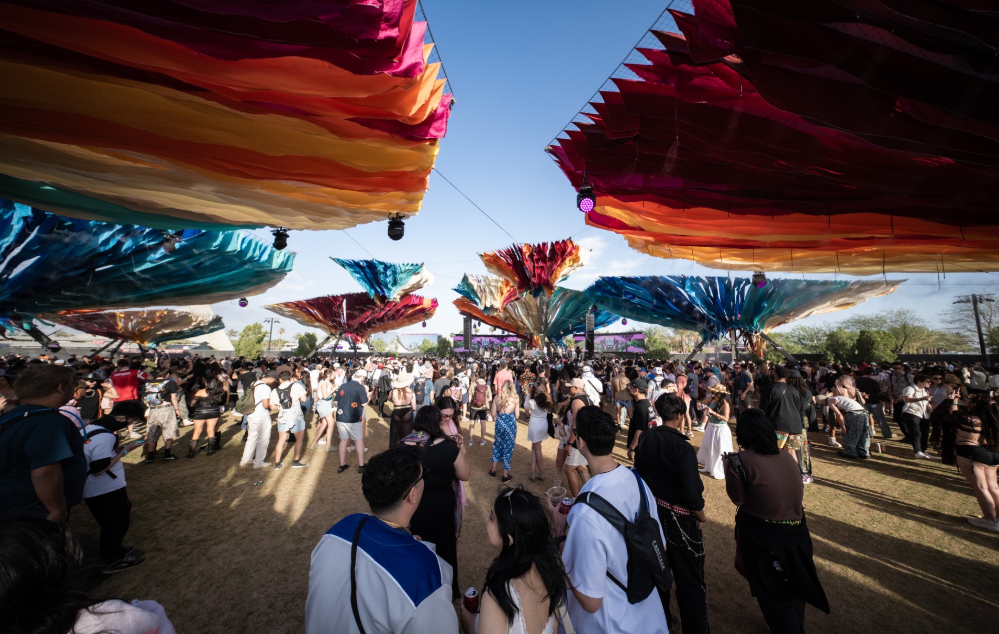 Secondo quanto riferito, il palco Do LaB del Coachella è stato chiuso dopo che uno degli oratori è caduto e ha ferito un partecipante al festival